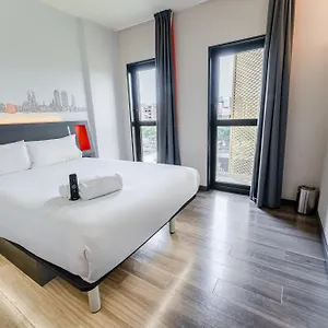 מלון Easyhotel Barcelona Fira, הוספיטלט דה יוברגאט